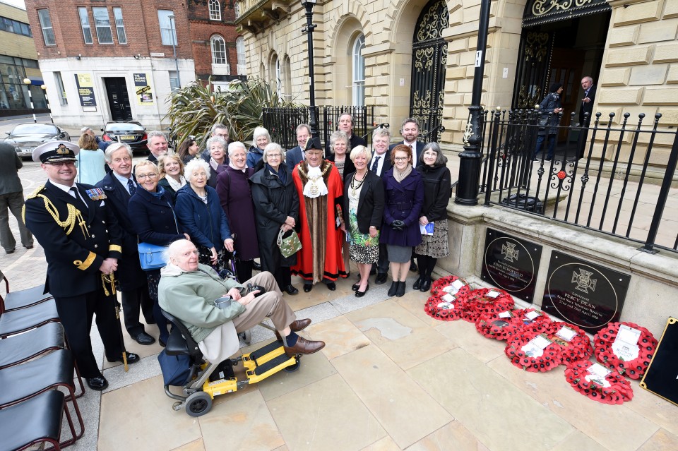 Crowds gather to honour heroic soldiers at special memorial ceremony ...