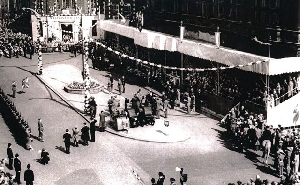 image of the Royal visit outside Blackburn Town Hall in April 1955